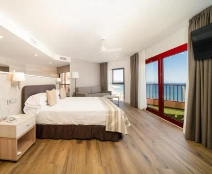 Una de las preciosas habitaciones con vistas al mar de este hotel solo para adultos.