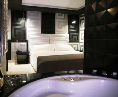 Una de las coquetas habitaciones con bañera de hidromasaje privada del hotel.
