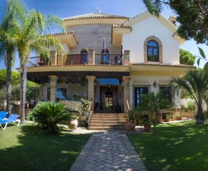 Edificio de este precioso hotel solo para adultos rodeado de jardines.