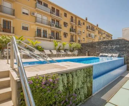 Fabuloso hotel solo para adultos con terraza exterior, piscina y solarium con tumbonas.