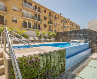 Precioso hotel romántico solo para adultos con piscina exterior.