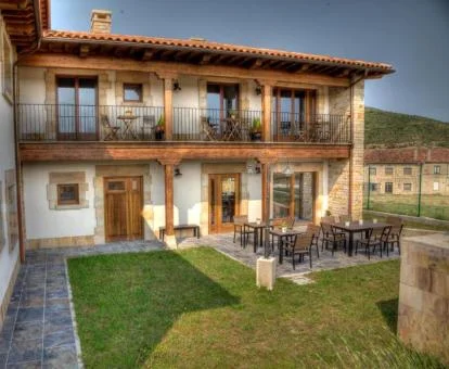 Coqueto hotel romántico con zona exterior y jardín.