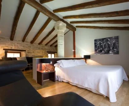 Una de las amplias habitaciones con paredes de piedra a la vista de este hotel boutique.