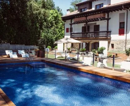 Precioso hotel con encanto con piscina y zonas exteriores.