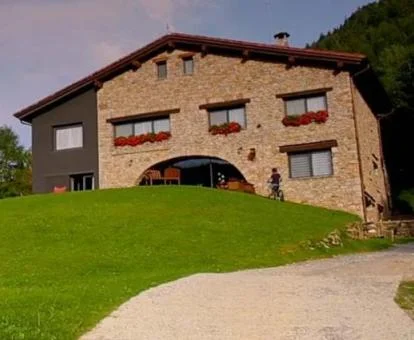 Precioso hotel romántico con amplios jardines y vistas a la naturaleza.