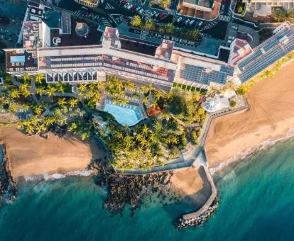 Vista aérea de este espectacular hotel con zonas exteriores a pie de playa.