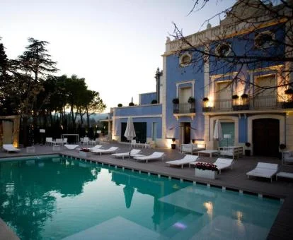 Hermoso edificio de este hotel con piscina y solarium.