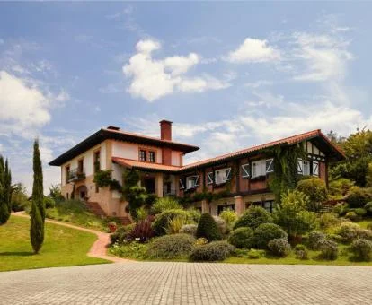 Edificio de este hermoso hotel boutique rodeado de bellos jardines.