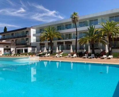 Encantador hotel con piscina al aire libre y zonas exteriores.