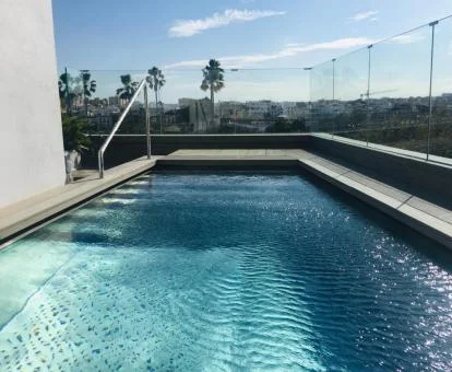 Piscina exterior con vistas a la ciudad de este hotel solo para adultos.
