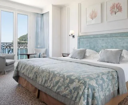 Una de las hermosas habitaciones de lujo con balcón y vistas al mar del hotel.
