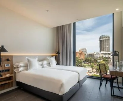 Una de las amplias habitaciones dobles con hermosas vistas a la ciudad del hotel.