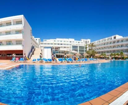 Maravilloso hotel con gran piscina al aire libre y solarium.