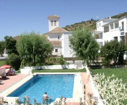 Hotel con encanto con piscina exterior y amplias zonas al aire libre.