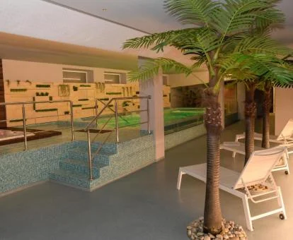 Zona de bienestar con piscina cubierta del establecimiento.