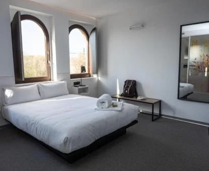 Una de las amplias habitaciones de estilo tradicional del hotel.