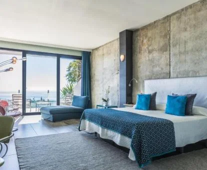 Una de las fabulosas habitaciones con grandes ventanales y vistas de este hotel boutique.