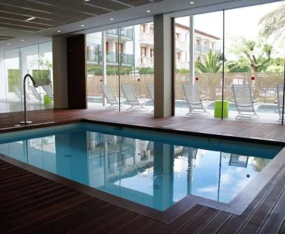 Zona de aguas con vistas al exterior del centro de spa.