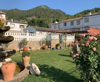 Acogedor hotel boutique con amplios jardines rodeado de naturaleza.