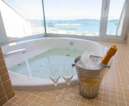 Amplio jacuzzi privado con vistas de la suite del hotel.