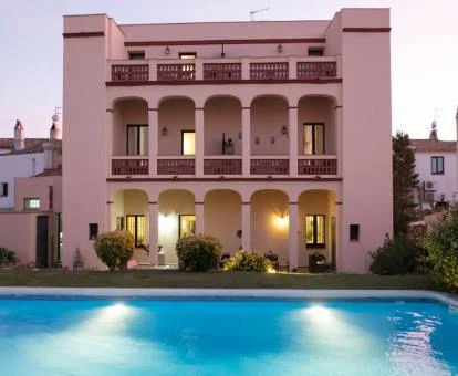 Edificio de este hotel romántico con piscina exterior.