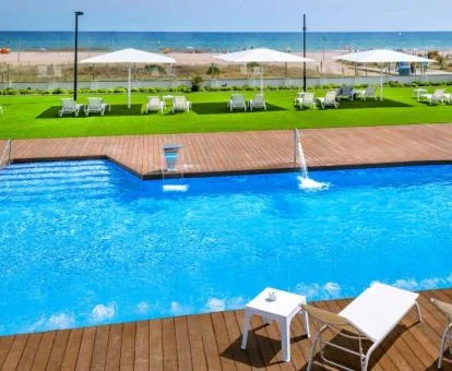 Zona exterior con piscina de hidroterapia y vistas al mar del hotel.