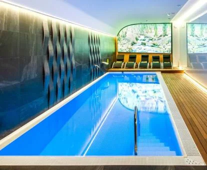 Piscina cubierta del centro de bienestar del hotel.