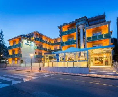 Edificio con iluminación nocturna de este elegante hotel boutique.