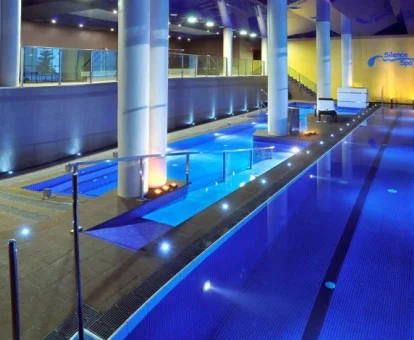 Instalaciones con varias zonas de aguas del amplio centro de bienestar de este hotel.