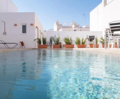 Terraza solarium con piscina al aire libre de este moderno hotel boutique.
