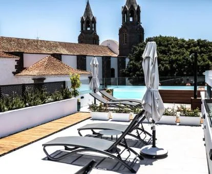 Terraza con mobiliario y piscina al aire libre de este hotel boutique.