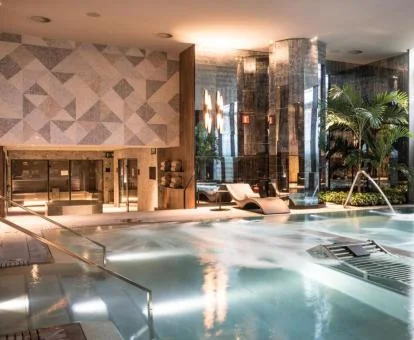 Espectacular piscina cubierta con hidroterapia del spa del hotel.
