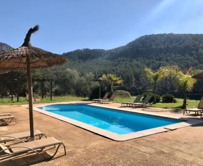 Agradable zona exterior con piscina y vistas de este hotel en la naturaleza.