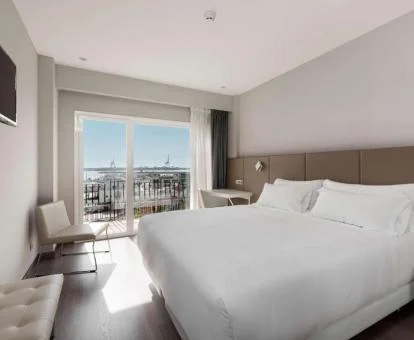 Una de las habitaciones con balcón y hermosas vistas de este hotel boutique.