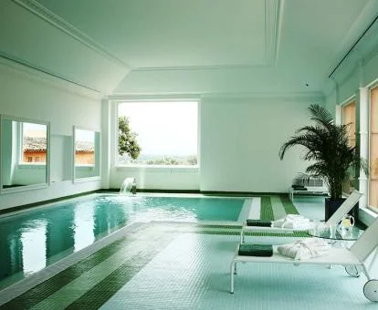Preciosa sala de bienestar con zona de aguas y vistas al exterior.