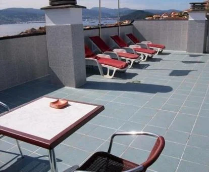 Terraza solarium de este hotel con vistas al mar.