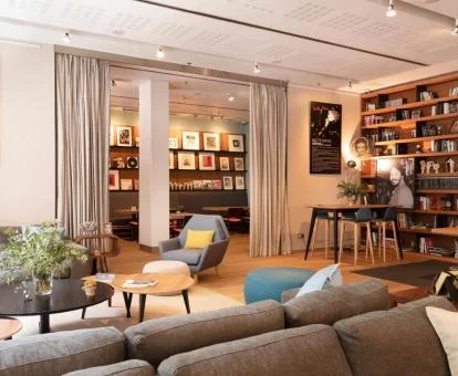 Uno de los espacios de uso compartido con zona de lectura de este coqueto hotel boutique.