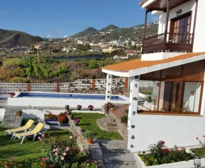 Terraza privada de esta preciosa casa rural con piscina y vistas a las montañas.