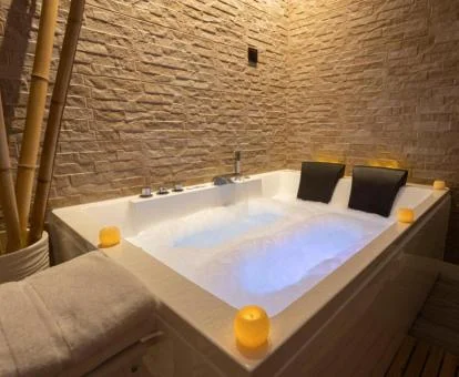 Fabuloso jacuzzi privado de uno de los apartamentos del establecimiento.