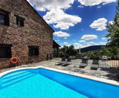 Edificio de este establecimiento rural con piscina y vistas a la naturaleza.