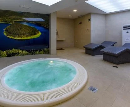 Zona de bienestar del hotel con jacuzzi y zona de relajación.