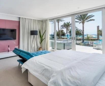 Preciosa Suite Sea Sun Sand con vistas al mar y bañera de hidromasaje privada en la terraza.