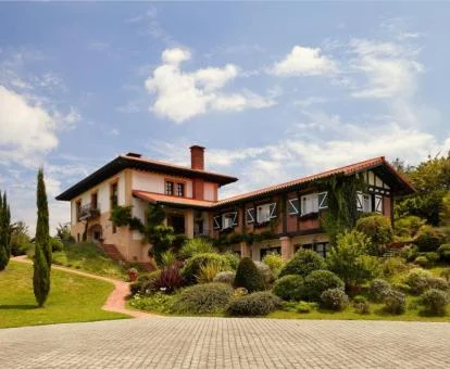 Edificio de este espectacular hotel rodeado de naturaleza.