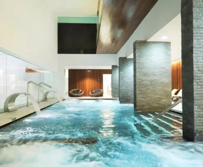 Piscina cubierta con hidroterapia del centro de spa del hotel.