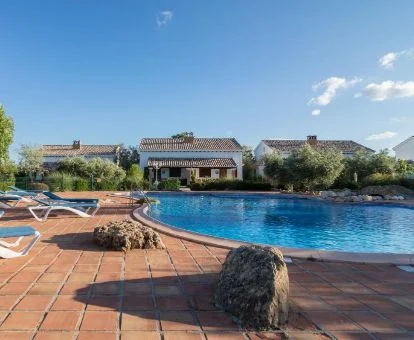Alojamientos independientes entorno a la piscina comunitaria de este establecimiento rural.