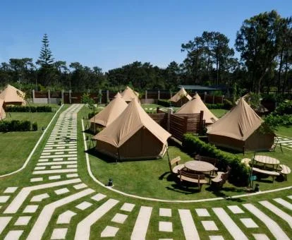 Vista aérea de este precioso glamping.