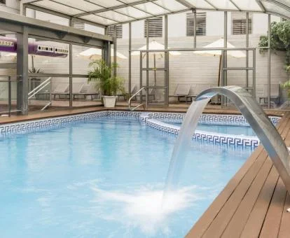 Piscina con elementos de hidroterapia del spa.