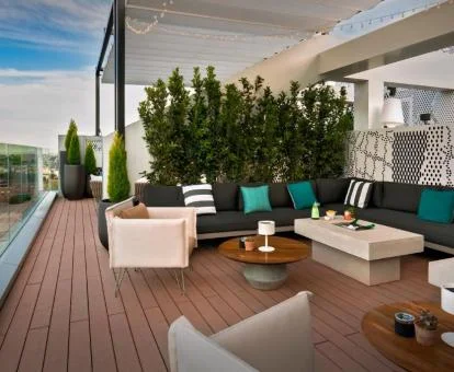 Uno de los espacios comunes en la terraza de este coqueto hotel boutique.