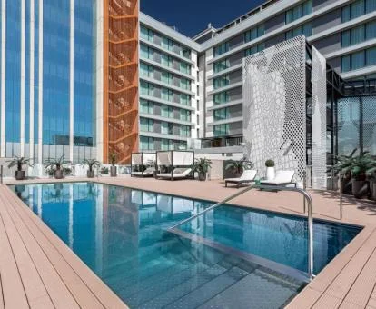 Precioso hotel romántico con piscina exterior y solarium.
