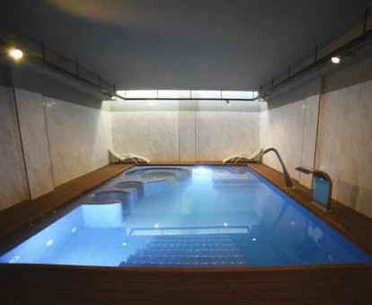 Piscina cubierta con hidroterapia de este hotel con encanto.